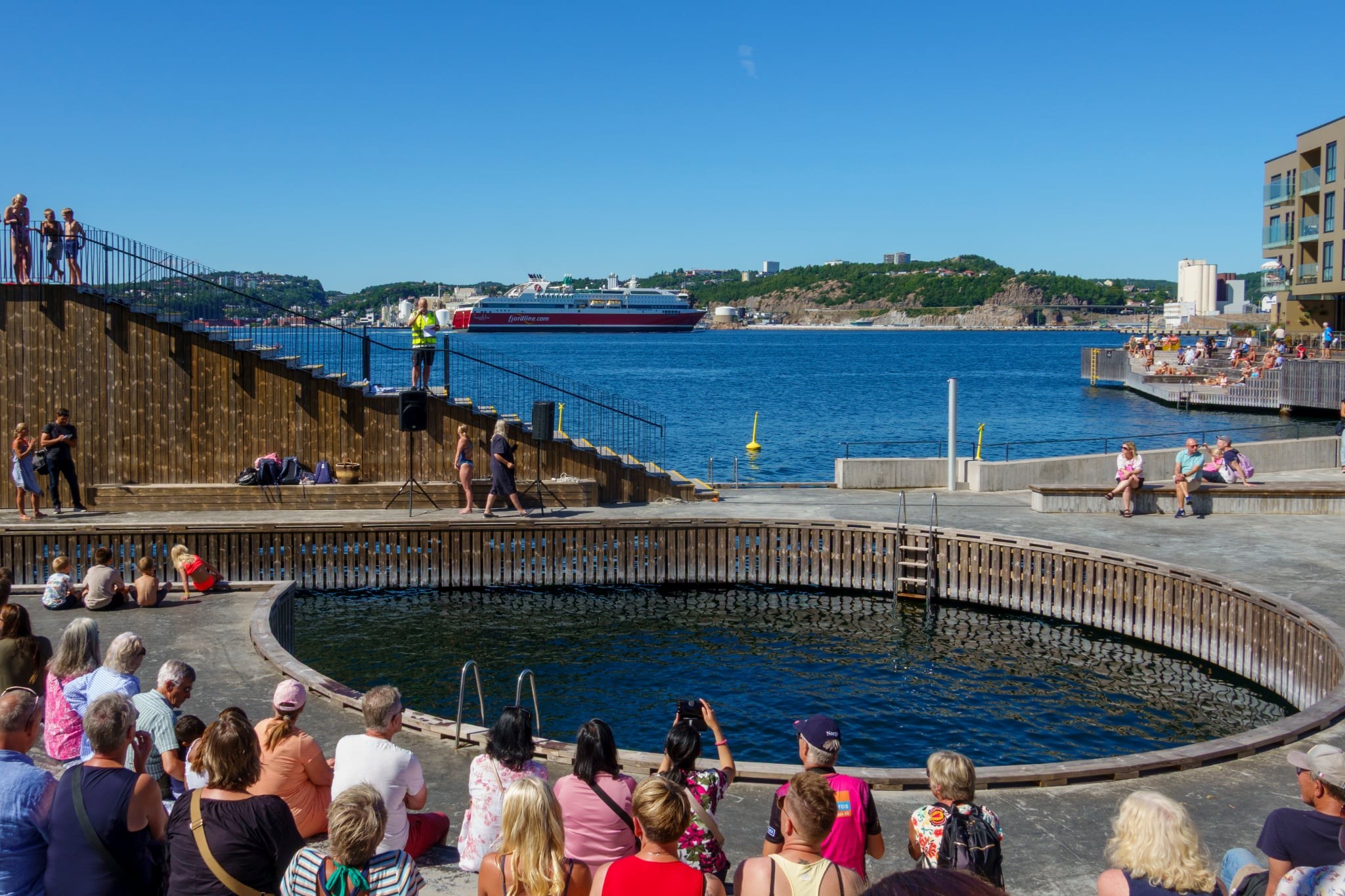 Folkefest ved vannkanten!